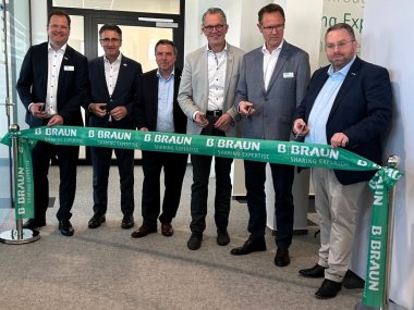 Besuch Wirtschaftsförderin Firma Braun Band durchschneiden Der Mühlheim-Kärlicher Stadtbürgermeister Gerd Harner, Investor Ilmi Viqa und Vertreter der Firma B. Braun schneiden ein Band zur Eröffnung des Standorts durch.