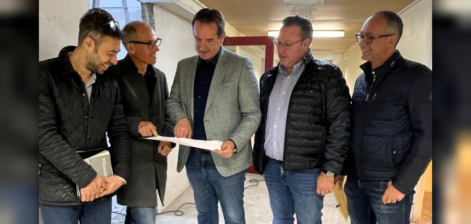 Revitalisierung Kita St. Franziskus Auf der Baustelle in der Kita prüfen Bürgermeister Thomas Przybylla, die beiden Fachbereichsleiter Gino Gilles und Sven Normann sowie VG-Architekt Peter Meurer mit Architekt Michael Arnold den Plan zur Revitalisierung der Kita.