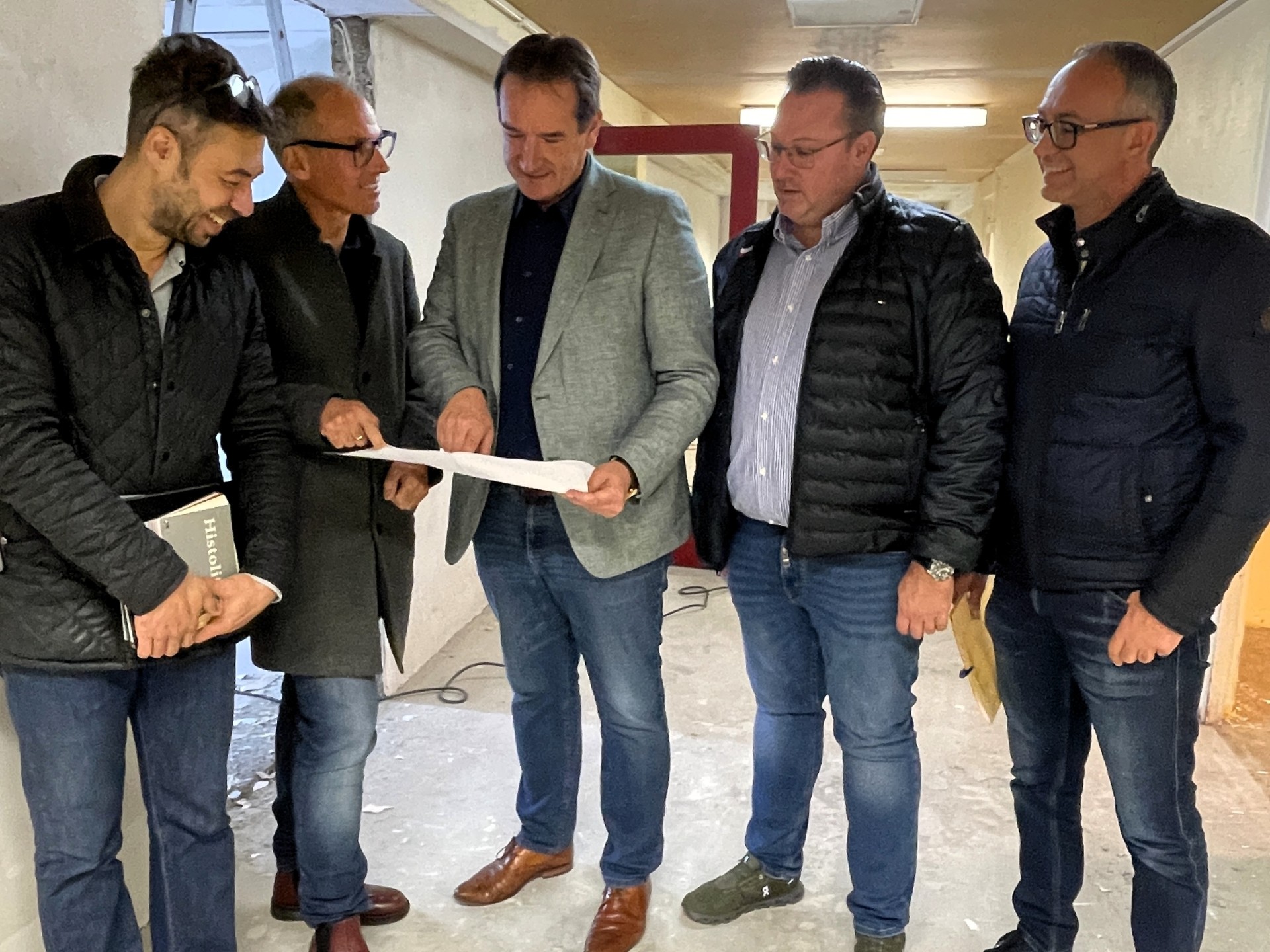 Revitalisierung Kita St. Franziskus Auf der Baustelle in der Kita prüfen Bürgermeister Thomas Przybylla, die beiden Fachbereichsleiter Gino Gilles und Sven Normann sowie VG-Architekt Peter Meurer mit Architekt Michael Arnold den Plan zur Revitalisierung der Kita.