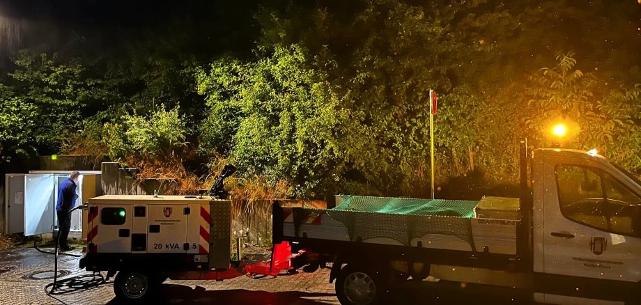 Übung Werke Foto Notstromaggregat nachts Ein Fahrzeug der VG Weißenthurm mit einem angehängten Notstromaggregat und einem Scheinwerfer auf dem Dach steht in der Dunkelheit an einem Schaltkasten.