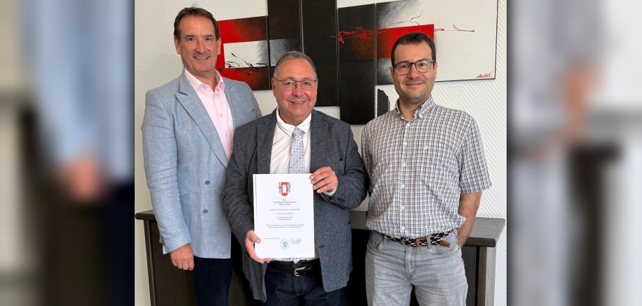 Verabschiedung Helmut Bach Helmut Bach steht mit seiner Dankesurkunde zwischen Bürgermeister Thomas Przybylla und dem Vertreter des Personalrats, Christian Volk.