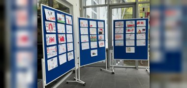 Malwettbewerb 50 Jahre Jugendfeuerwehr Weißenthurm Ausstellung Auf drei blauen Ausstellungswänden sind die Bilder des Kinder-Malwettbewerbs ausgestellt.