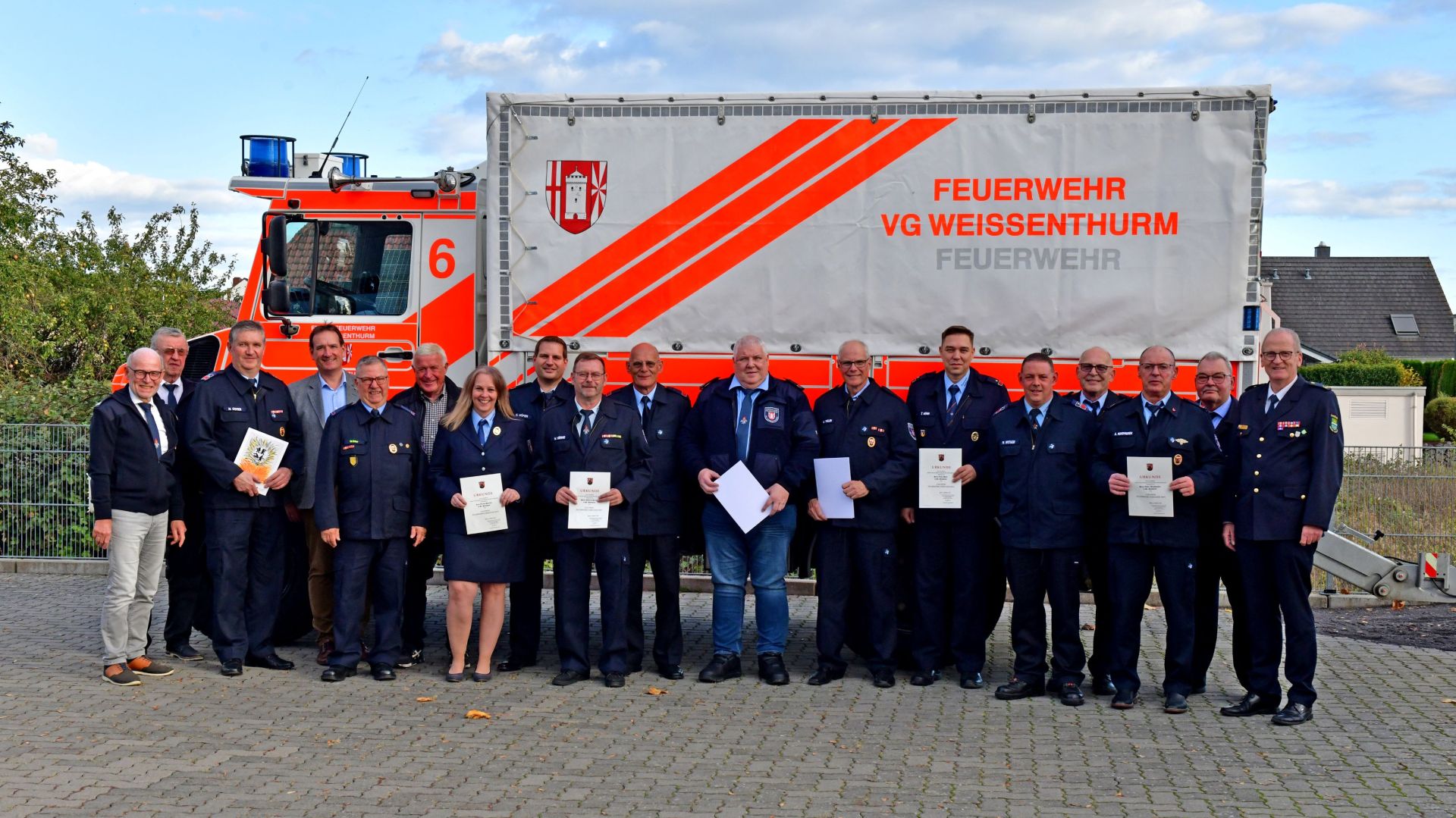 Alters- und Ehrenabteilung Foto Die bei dem diesjährigen Treffen der Alters- und Ehrenabteilung der Feuerwehr Geehrten stehen vor einem Feuerwehrfahrzeug.