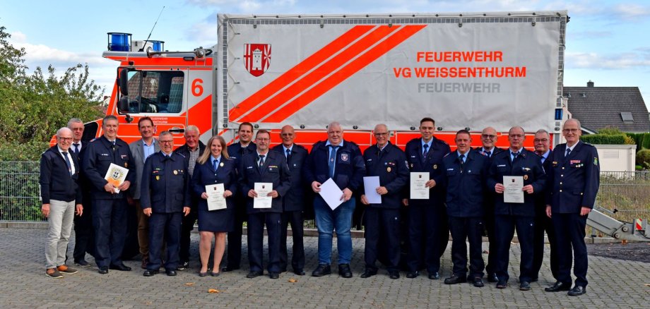 Alters- und Ehrenabteilung Foto Die bei dem diesjährigen Treffen der Alters- und Ehrenabteilung der Feuerwehr Geehrten stehen vor einem Feuerwehrfahrzeug.