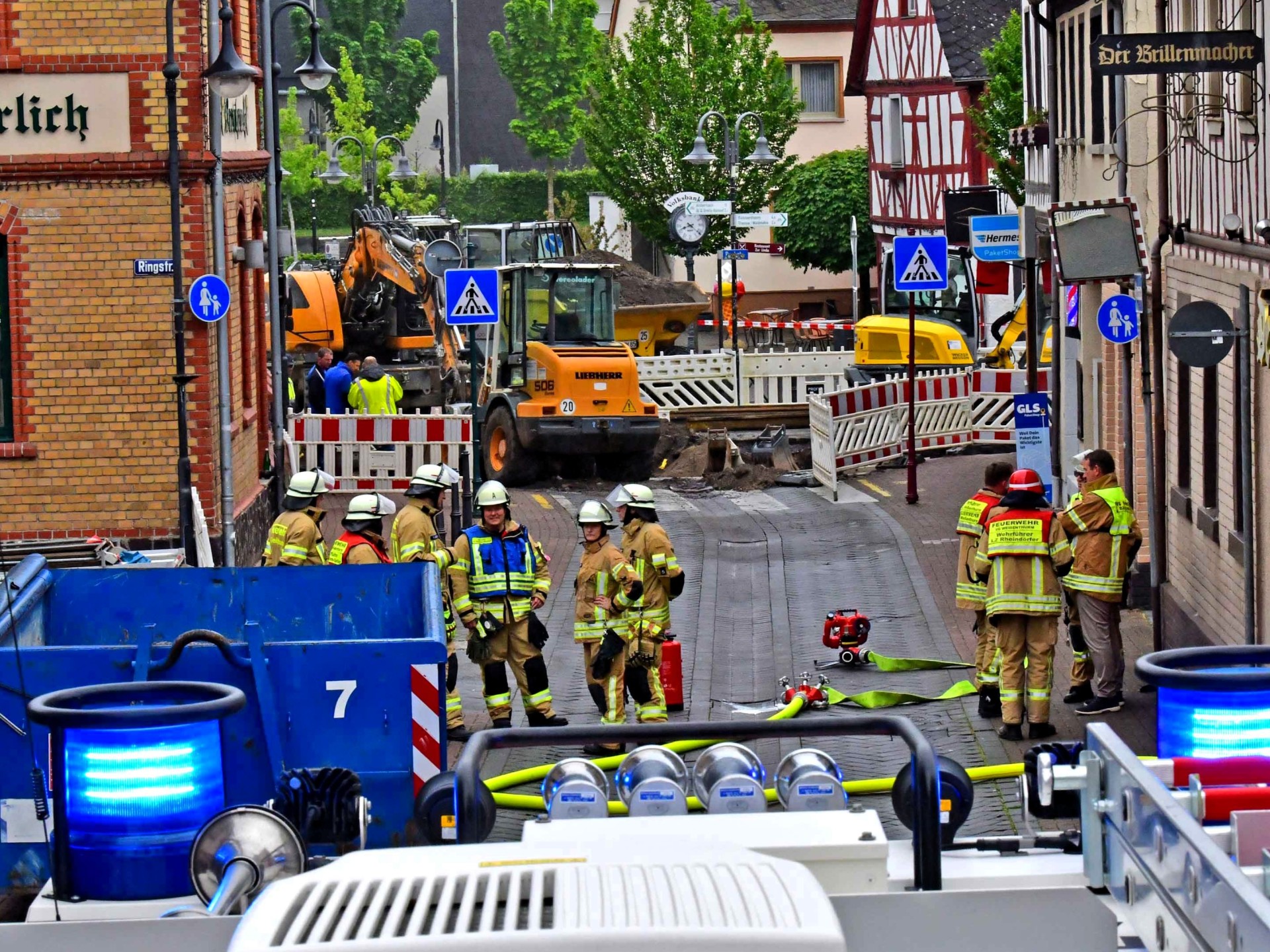 Von oben ist die abgesperrte Szene im Kreuzungsbereich zu sehen, wo Feuerwehrleute unterwegs sind. 
