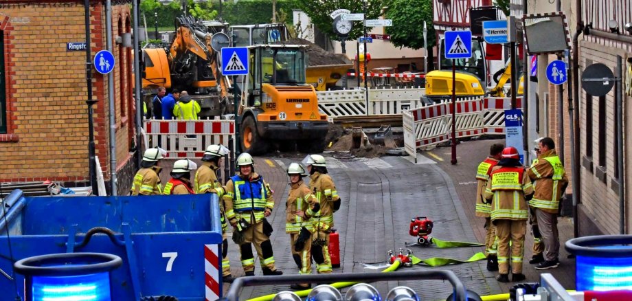 Von oben ist die abgesperrte Szene im Kreuzungsbereich zu sehen, wo Feuerwehrleute unterwegs sind. 