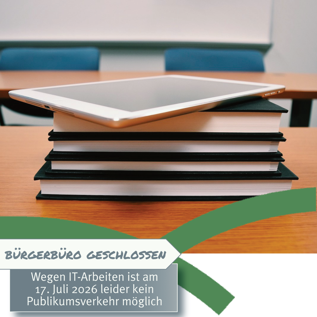 Bürgerbüro geschlossen Grafik Vor einem Foto des Rathausgebäudes ist sind aus dem VG-Logo die beiden grünen Bögen, die Landschaft symbolisieren sollen, zu sehen und zwei Textfelder mit dem Hinweis auf das Datum der Schließzeit des Bürgerbüros.