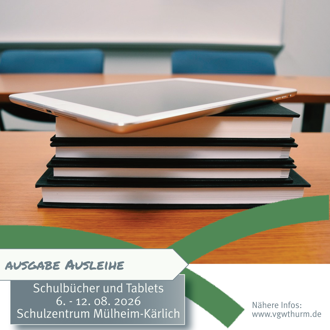 Rückgabe Schulbücher Grafik Vor einem Stapel Bücher mit einem Tablet oben drauf stehen die Angaben zur Schulbuchausgabe.