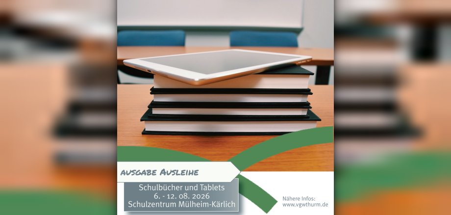 Rückgabe Schulbücher Grafik Vor einem Stapel Bücher mit einem Tablet oben drauf stehen die Angaben zur Schulbuchausgabe.