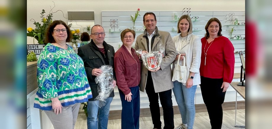 VG-Bürgermeister Thomas Przybylla, Stadtbürgermeister Johannes Juchem und Wirtschafsförderin Lena Rasch stehen mit dem Team im neuen Optikerfachgeschäft.