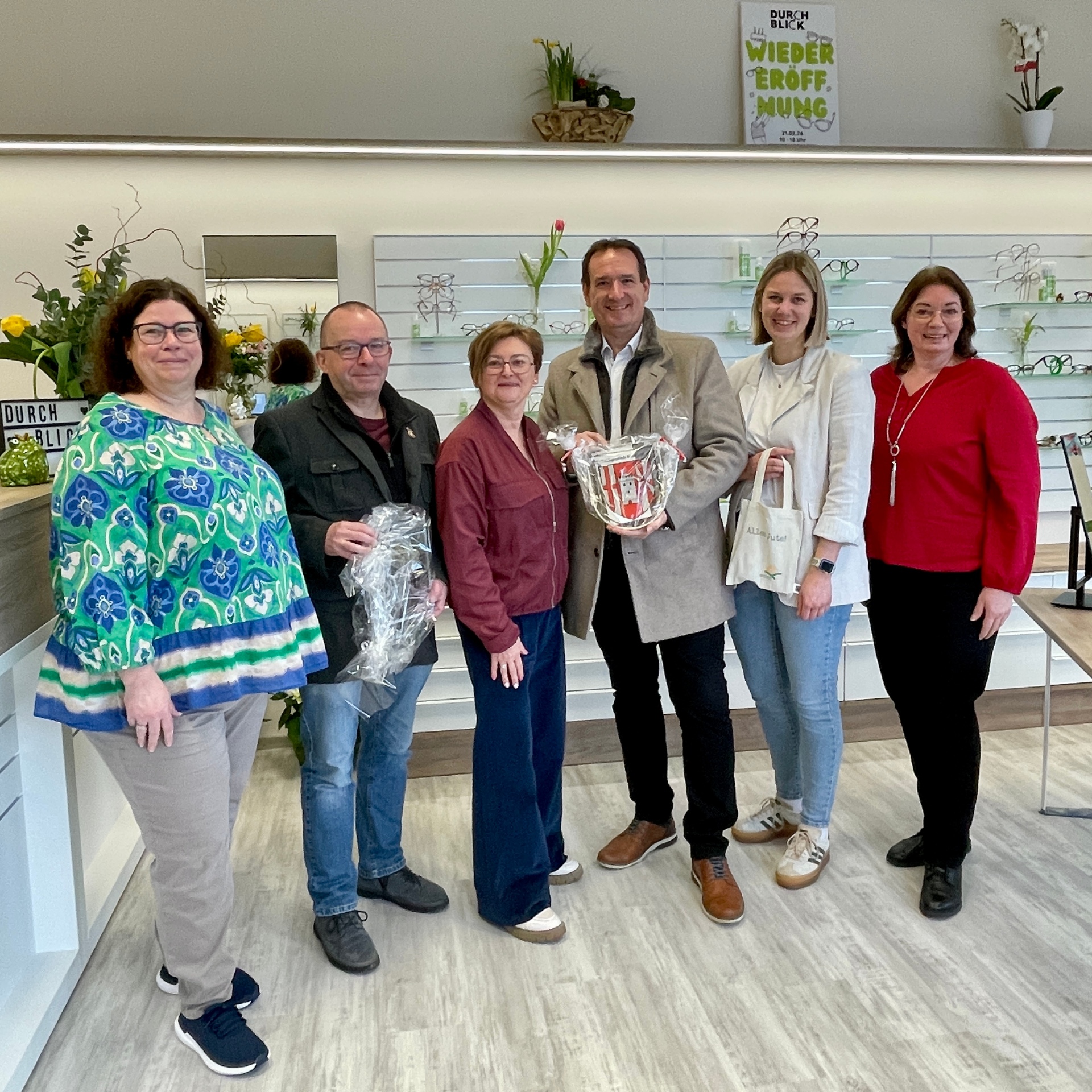 Wiedereröffnung Durchblick VG-Bürgermeister Thomas Przybylla, Stadtbürgermeister Johannes Juchem und Wirtschafsförderin Lena Rasch stehen mit dem Team im neuen Optikerfachgeschäft.