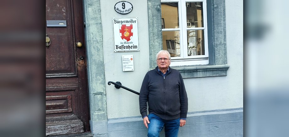 Digitalbotschafter Josef Gilles Digitalbotschafter Josef Gilles steht vor dem Bassenheimer Rathaus, wo seine Sprechstunde stattfindet.