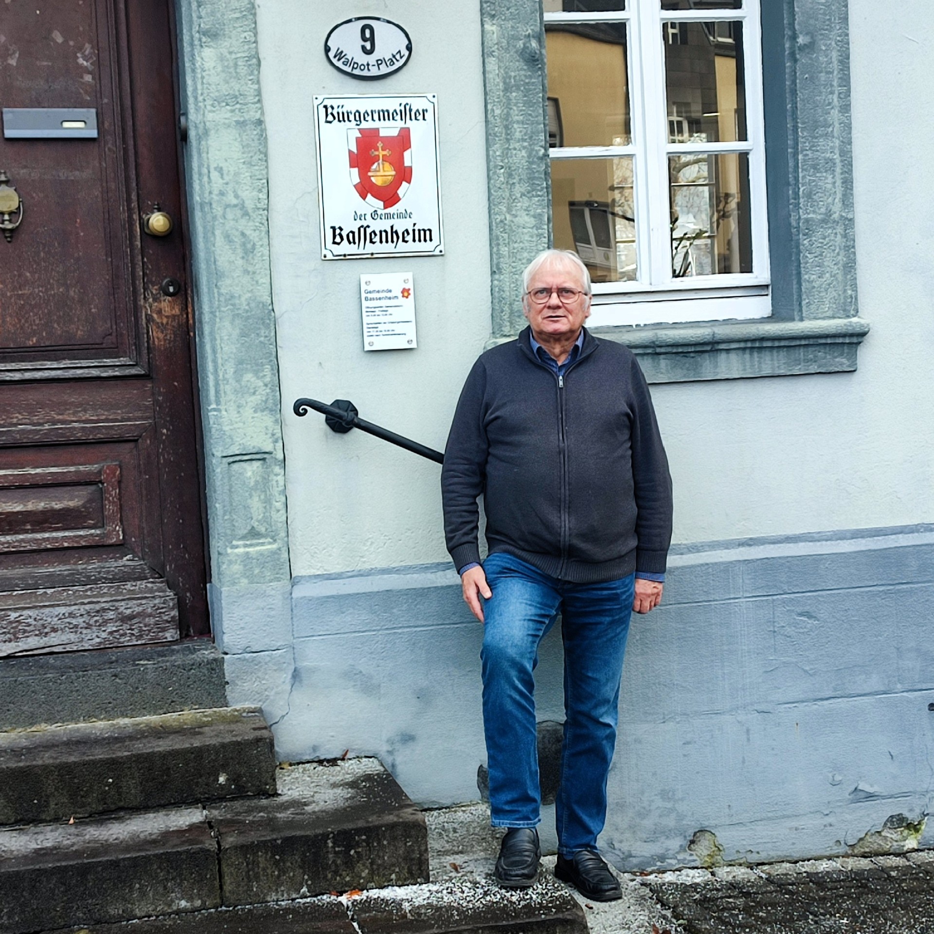 Digitalbotschafter Josef Gilles steht vor dem Bassenheimer Rathaus, wo seine Sprechstunde stattfindet.