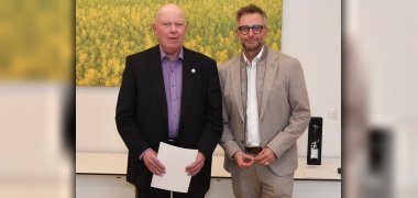 Ehrennadel Braun mit Landrat Hans-Peter Braun steht mit dem Landrat Marko Boos nach der Verleihung der Ehrennadel im Kreishaus.
