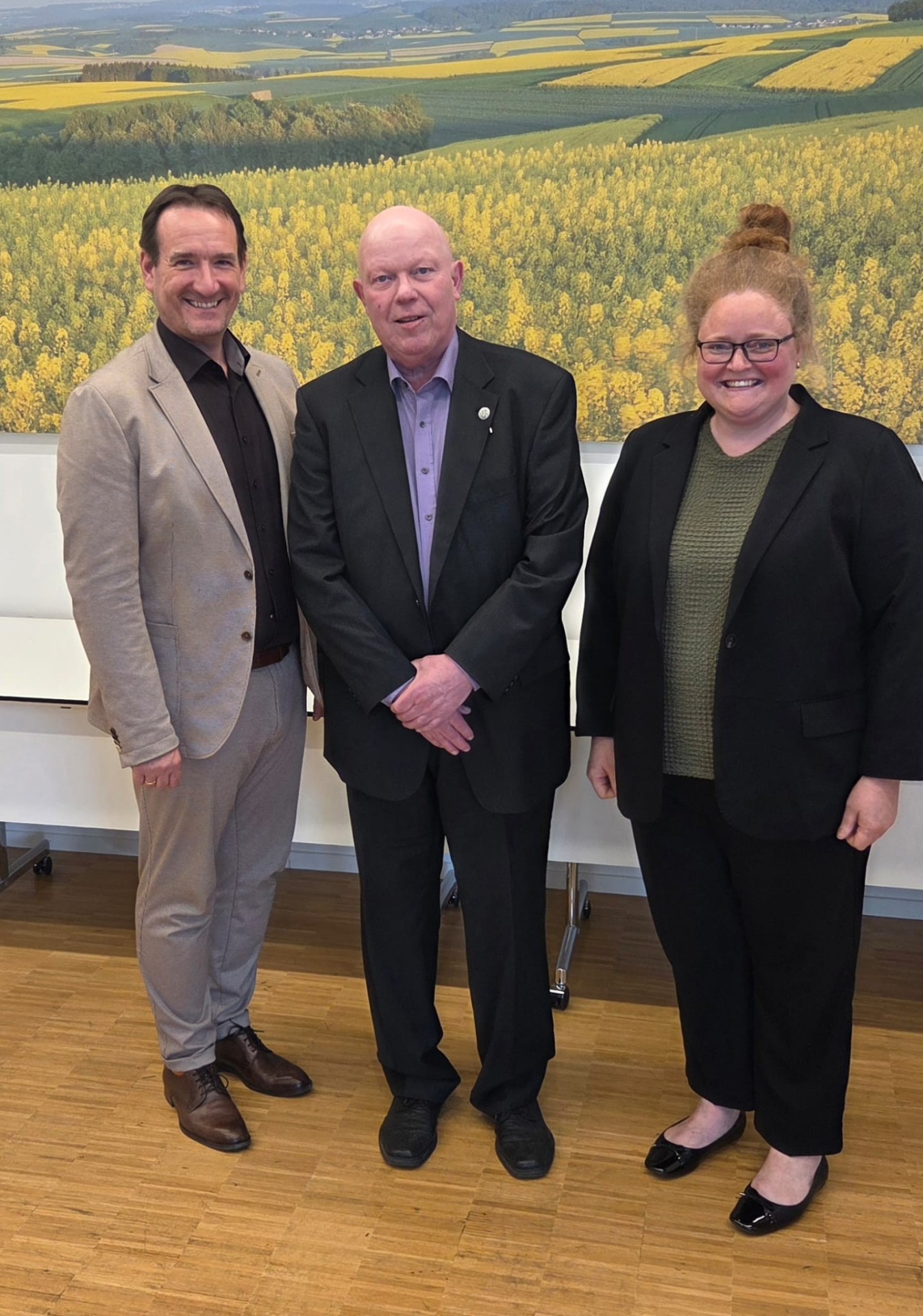 Hans-Peter Braun steht mit VG-Bürgermeister Thomas Przybylla und der Bassenheimer Ortsbürgermeisterin Natalja Kronenbergnach der Verleihung der Ehrennadel im Kreishaus. 