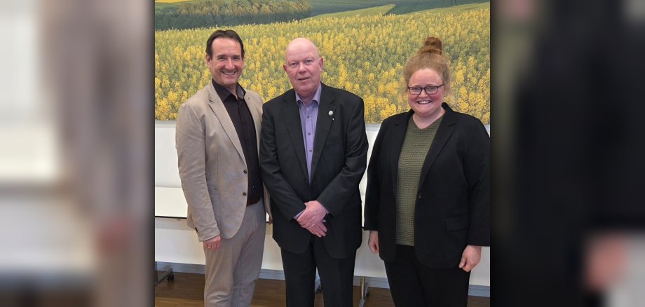 Hans-Peter Braun steht mit VG-Bürgermeister Thomas Przybylla und der Bassenheimer Ortsbürgermeisterin Natalja Kronenbergnach der Verleihung der Ehrennadel im Kreishaus. 