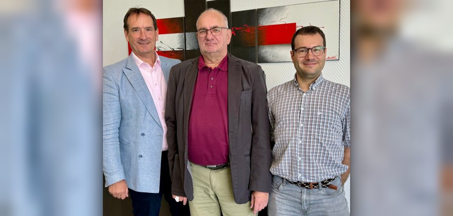 Verabschiedung Marc Schroedter Marc Schroedter steht zwischen Bürgermeister Thomas Przybylla und Christian Volk vom Personalrat.