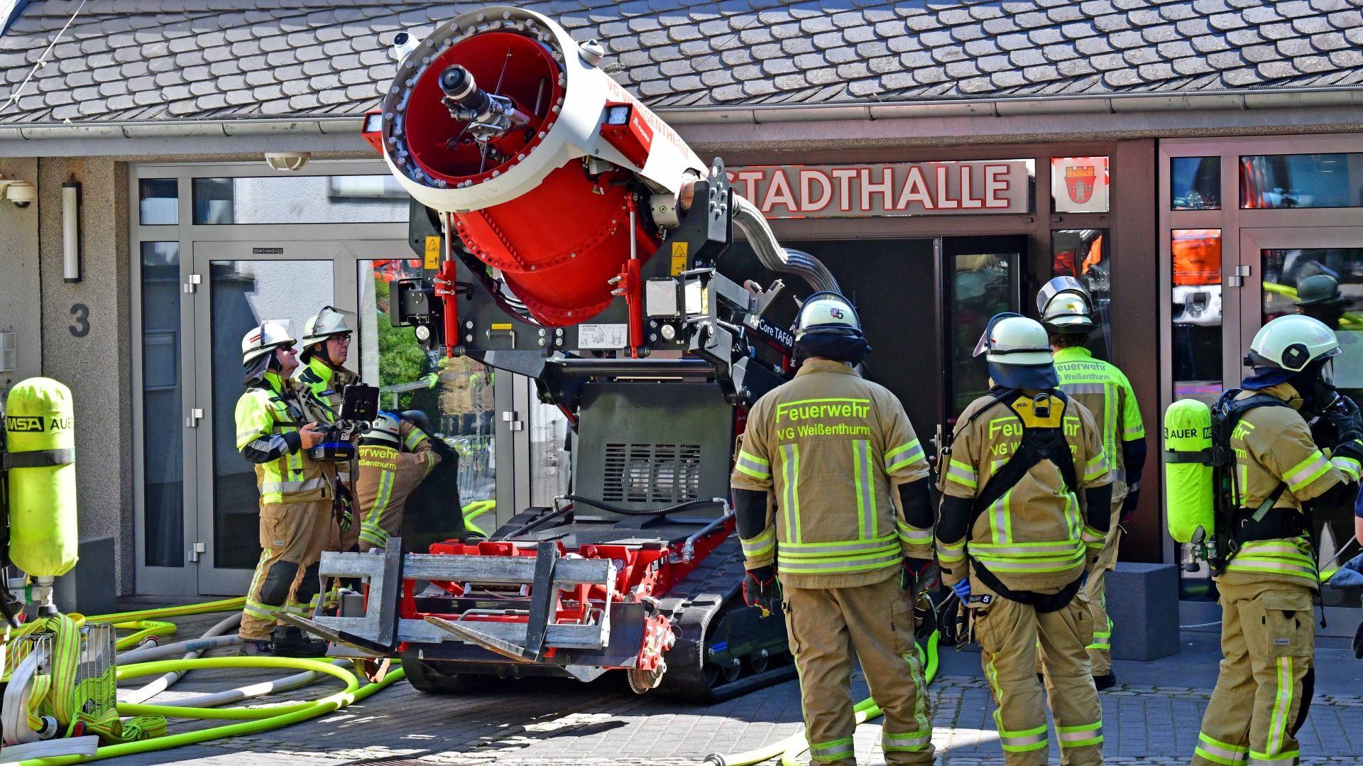 Großübung Feuerwehr Löscheinsatz Feuerwehrkräfte sind mit schwerem Gerät vor der Stadthalle Weißenthurm im Übungseinsatz.