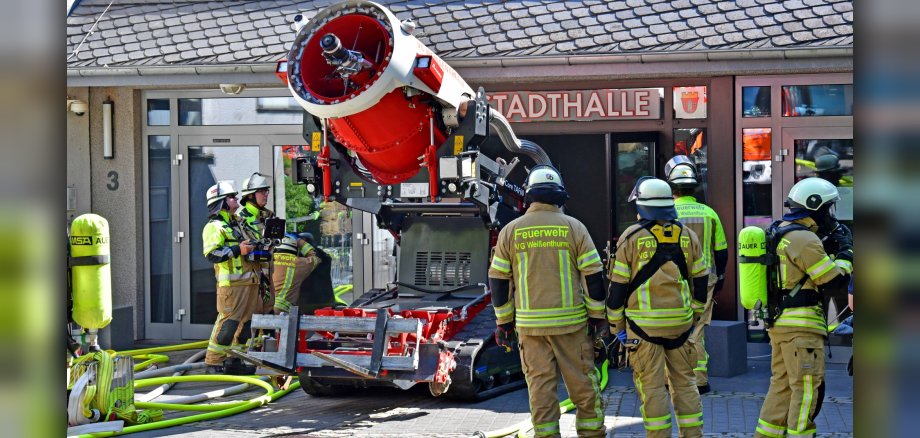 Großübung Feuerwehr Löscheinsatz Feuerwehrkräfte sind mit schwerem Gerät vor der Stadthalle Weißenthurm im Übungseinsatz.