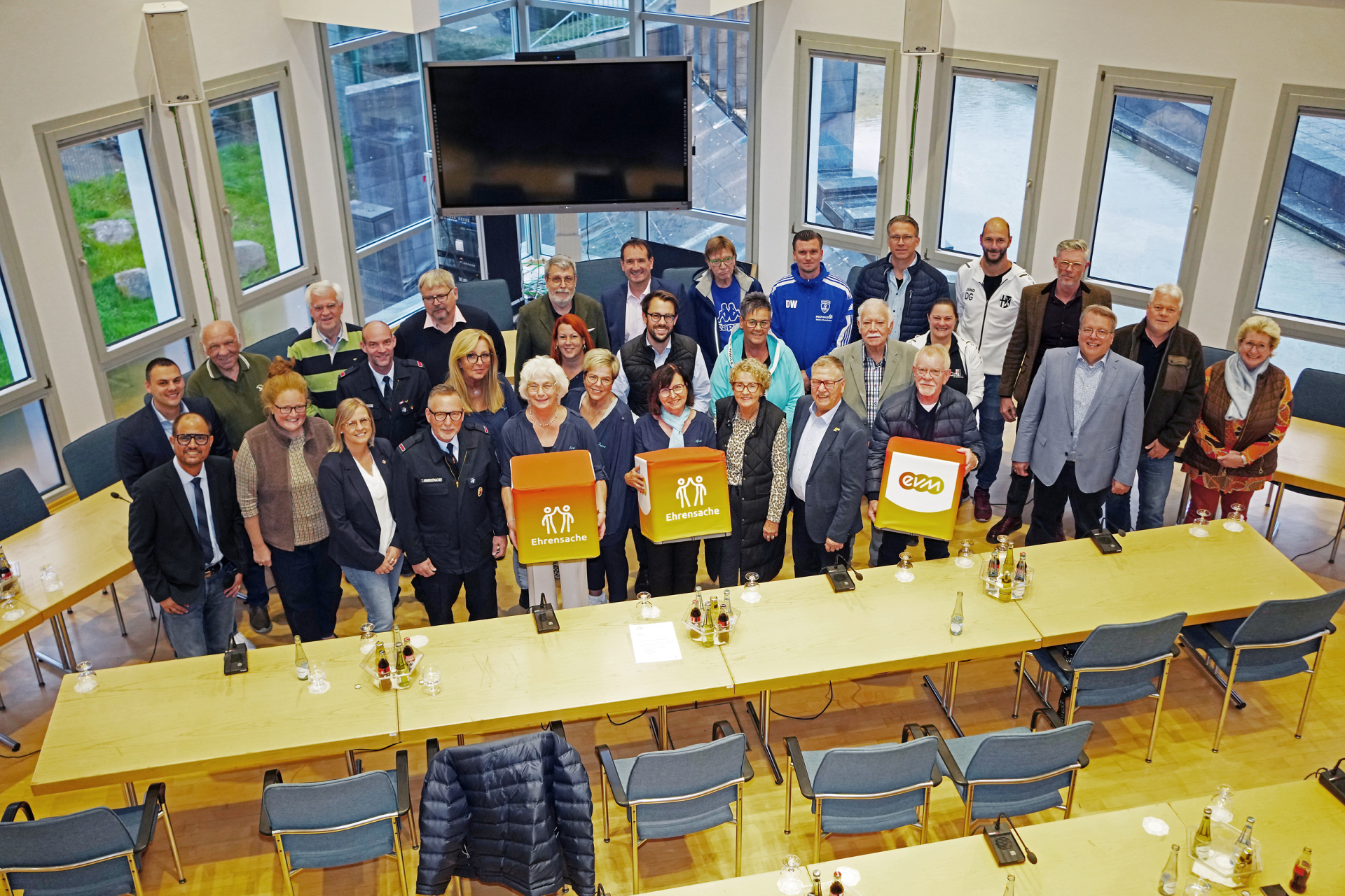 FREY_202610202 Die Vertretung der Vereine, die Spenden erhalten haben, stehen mit den Orts- und Stadtbürgemeistern, VG-Bürgermeister Thomas Przybylla und Vertretern der evm im Ratsssaal.
