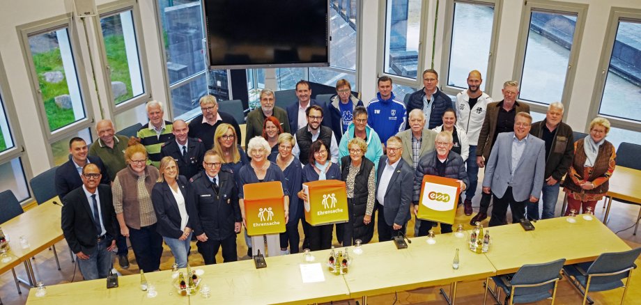 FREY_202610202 Die Vertretung der Vereine, die Spenden erhalten haben, stehen mit den Orts- und Stadtbürgemeistern, VG-Bürgermeister Thomas Przybylla und Vertretern der evm im Ratsssaal.