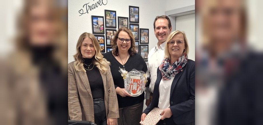 Eröffnung Reisebüro STRANDPLATZ Reisebüro-Inhaberin Yvonne Becker steht mit dem Bürgermeister Thomas Przybylla und der Ersten Beigeordneten der Stadt Mülheim-Kärlich, Martina Böth-Baulig, im neuen Reisebüro.