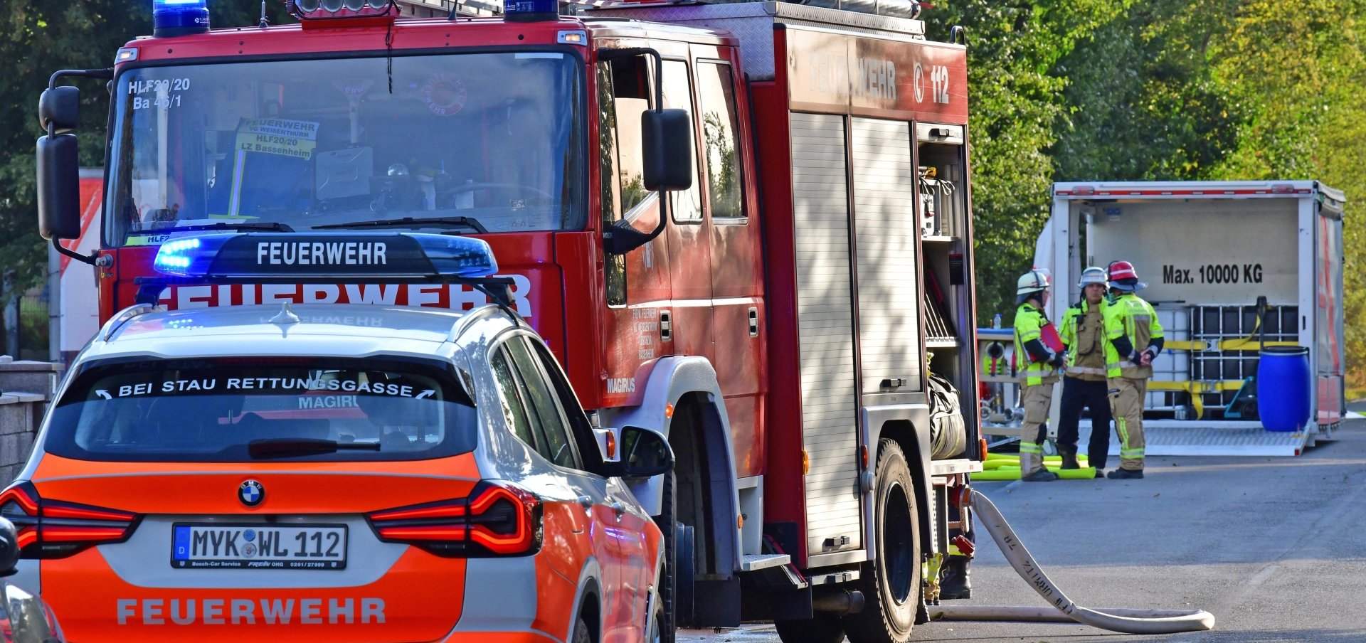 Die Wehrleitung VG Weißenthurm, Die Feuerwehr Basseheim und Abrollbehälter Schaum stehen bereit zur Abgabe von Löschwasser und Schaummittel Die Wehrleitung VG Weißenthurm, Die Feuerwehr Basseheim und Abrollbehälter Schaum stehen bereit zur Abgabe von Löschwasser und Schaummittel