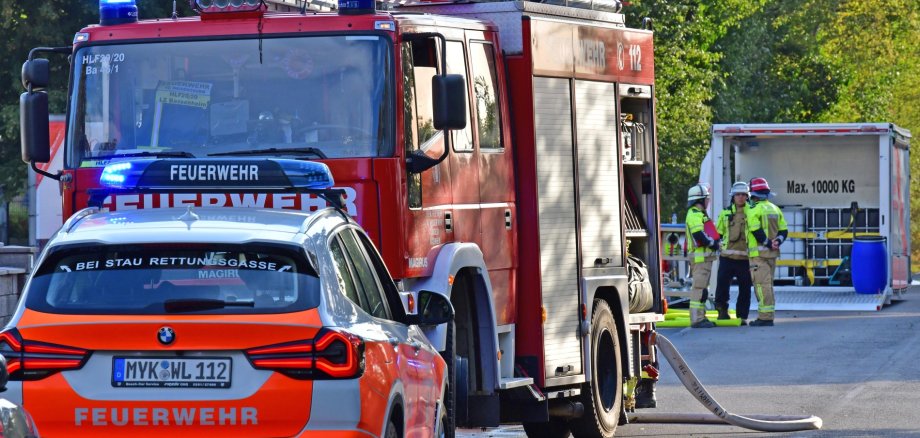 Die Wehrleitung VG Weißenthurm, Die Feuerwehr Basseheim und Abrollbehälter Schaum stehen bereit zur Abgabe von Löschwasser und Schaummittel Die Wehrleitung VG Weißenthurm, Die Feuerwehr Basseheim und Abrollbehälter Schaum stehen bereit zur Abgabe von Löschwasser und Schaummittel