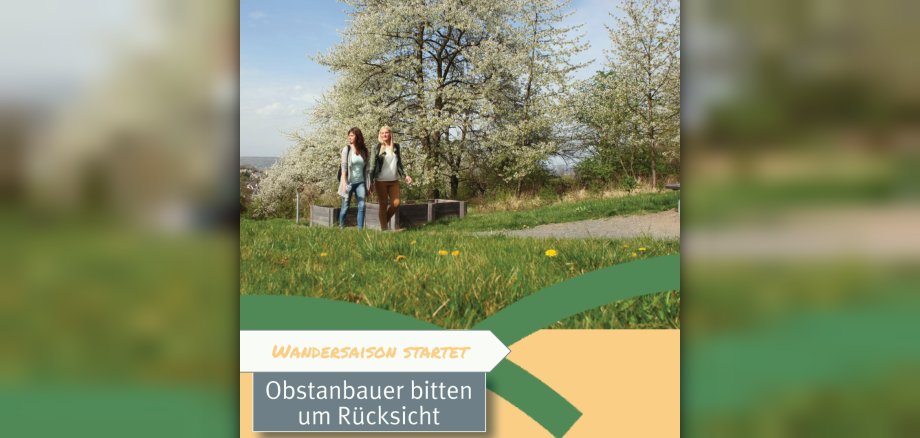 Zwei junge Frauen laufen zwischen blühenden Obstbäumen und grünen Wiesen mit Blumen auf einem Wanderweg, darunter der Schriftzug: "Obstanbauer bitten um Rücksicht"