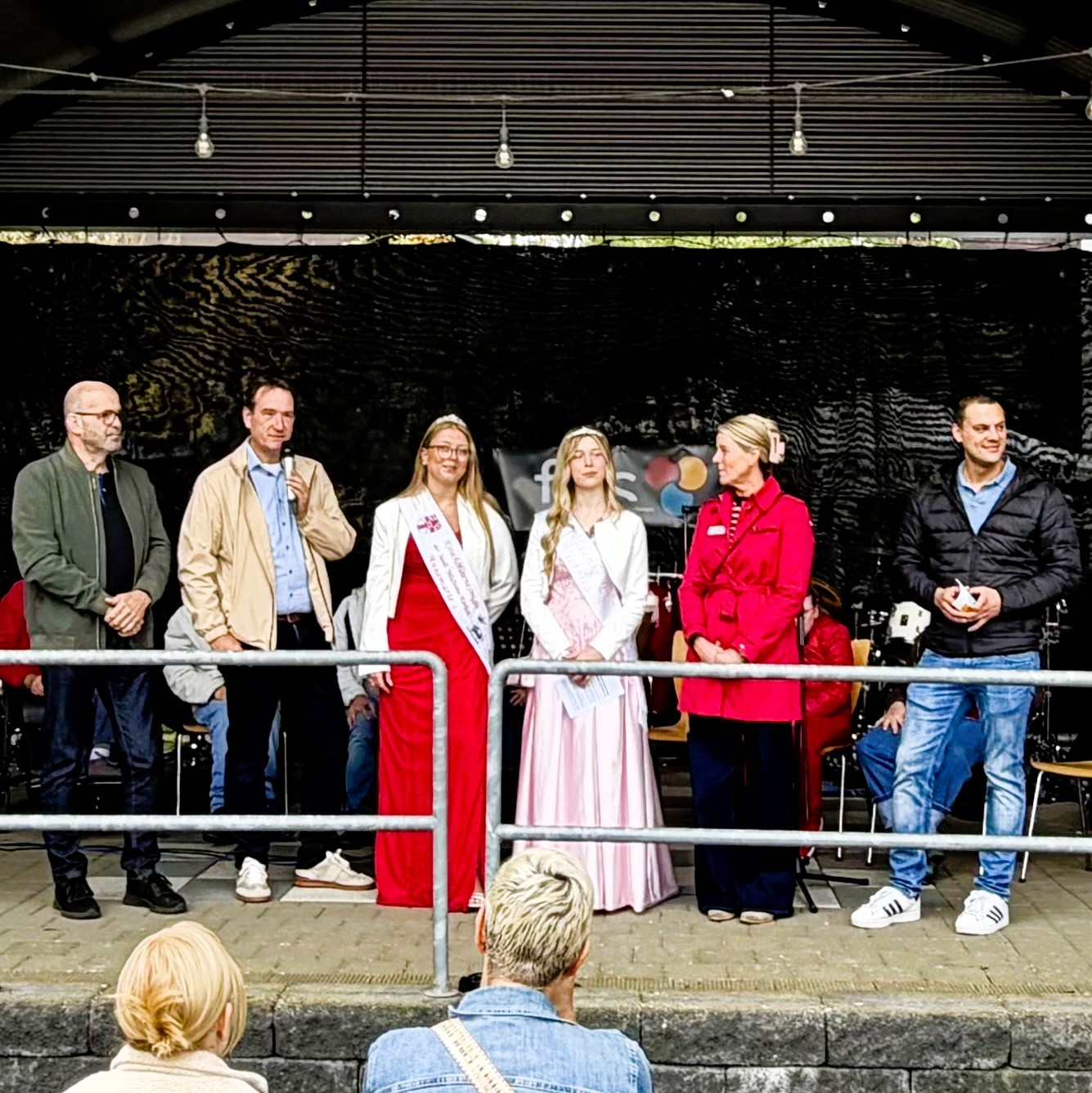 Herbst- und Handwerkermarkt Foto Bühne Auf der Bühne begrüßt Bürgermeister Thomas Prybylla gemeinsam mit der Geschäftsführerin der Förder- und Wohnstätte Kettig, Iris Schubert, dem Kettiger Ortsbürgermeister Florian Heyden, seinem Amtsvorgänger und MdL Peter Moskopp und der Mülheim-Kärlicher Kirschblütenkönigin Annemarie I sowie der Kettiger Blütenkönigin Victoria I. die Gäste.