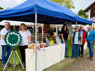 Am VG-Stand stehen die beiden Touristikerinnen Ulrike Rieden und Lena Beck mit den Mitgliedern der Fairtrade-Steuerungsgruppe.