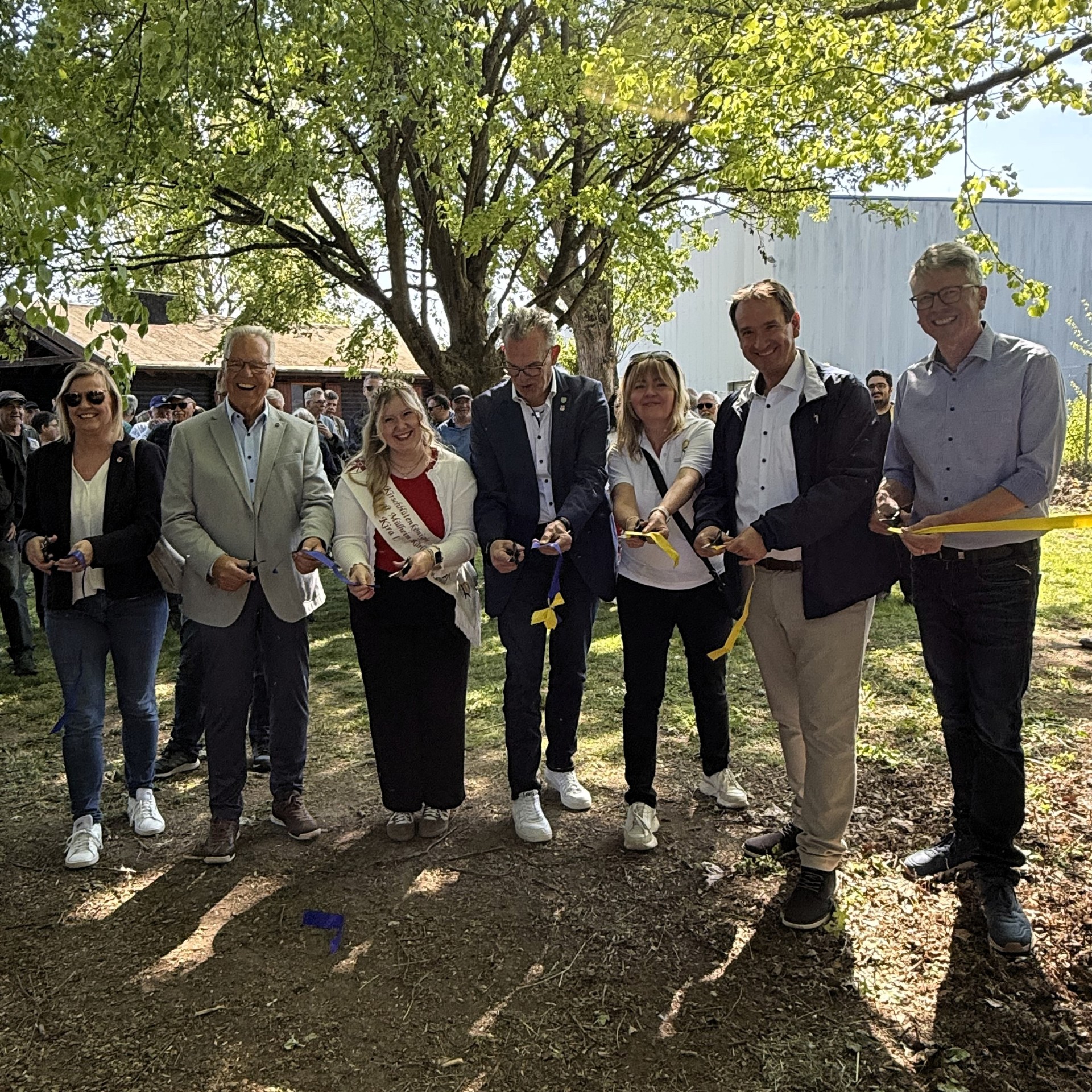 VG-Bürgermeister Thomas Przybylla schneidet mit weiteren Beteiligten das Band zur Eröffnung des Weges durch.