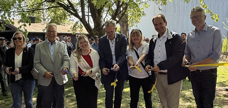 VG-Bürgermeister Thomas Przybylla schneidet mit weiteren Beteiligten das Band zur Eröffnung des Weges durch.