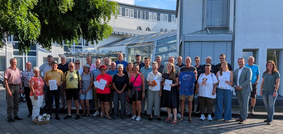 Die Geehrten der Aktion STADTRADELN stehen mit Bürgermeister Thomas Przybylla und Klimaschutzmanagerin Jennifer Vogt vor dem VG-Rathaus.