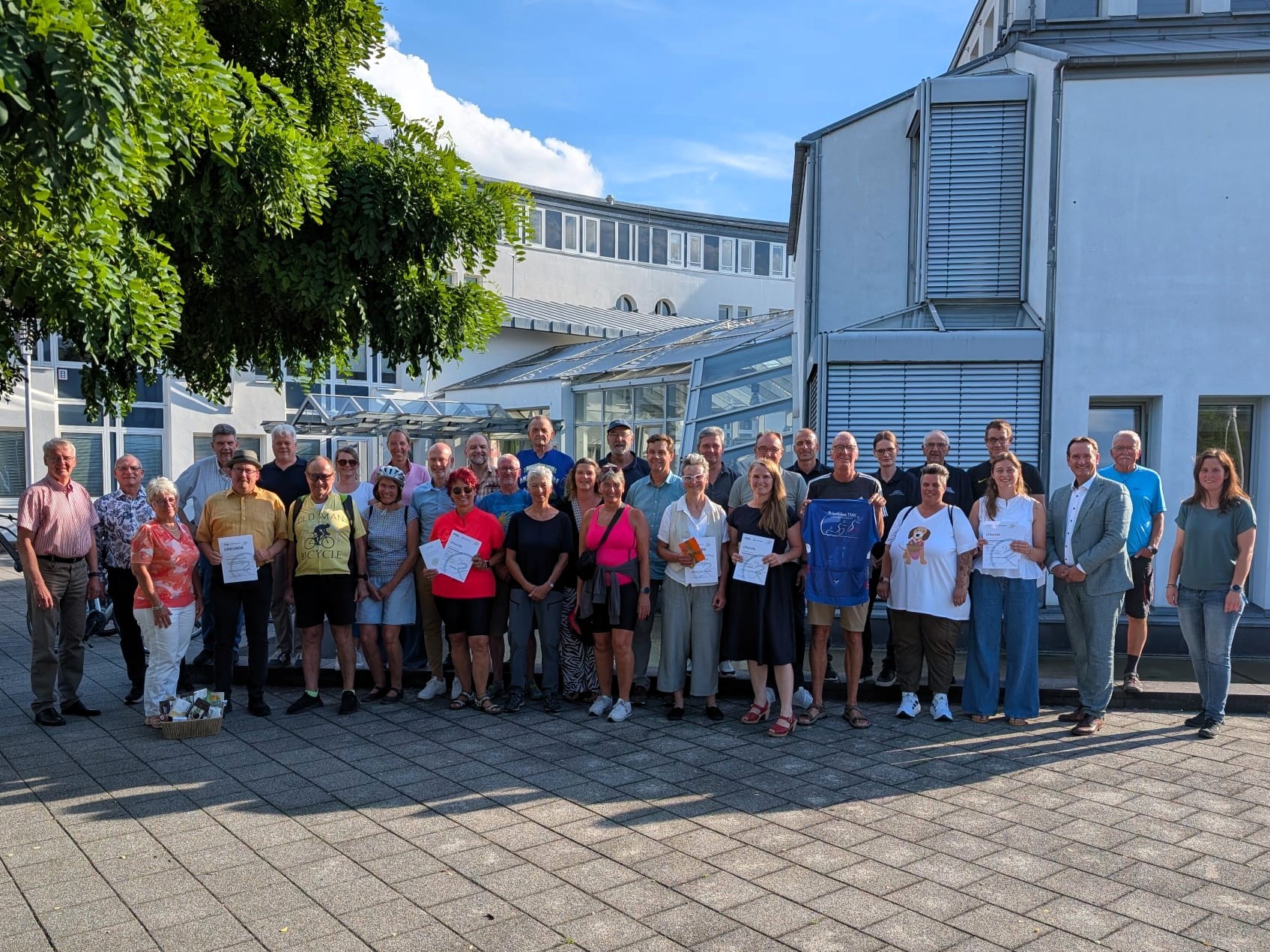 Sitzung Klima- und Umweltbeirat Foto Die Geehrten der Aktion STADTRADELN stehen mit Bürgermeister Thomas Przybylla und Klimaschutzmanagerin Jennifer Vogt vor dem VG-Rathaus.
