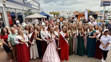 Krönung Kirschblütenkönigin Majestäten Die Gastmajestäten, die zur Krönung gekommen waren, und alle anderen Beteiligten stehen beim Gruppenbild zusammen.