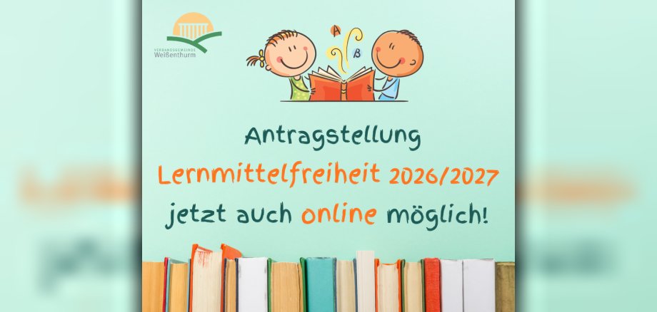 Antragstellung Lernmittelfreiheit Zwei stilisierte Kinder blättern in einem Buch, darunter steht: "Antragstellung Lernmittelfreiheit jetzt auch online möglich" und am unteren Rand sind bunte Buchrücken zu sehen.