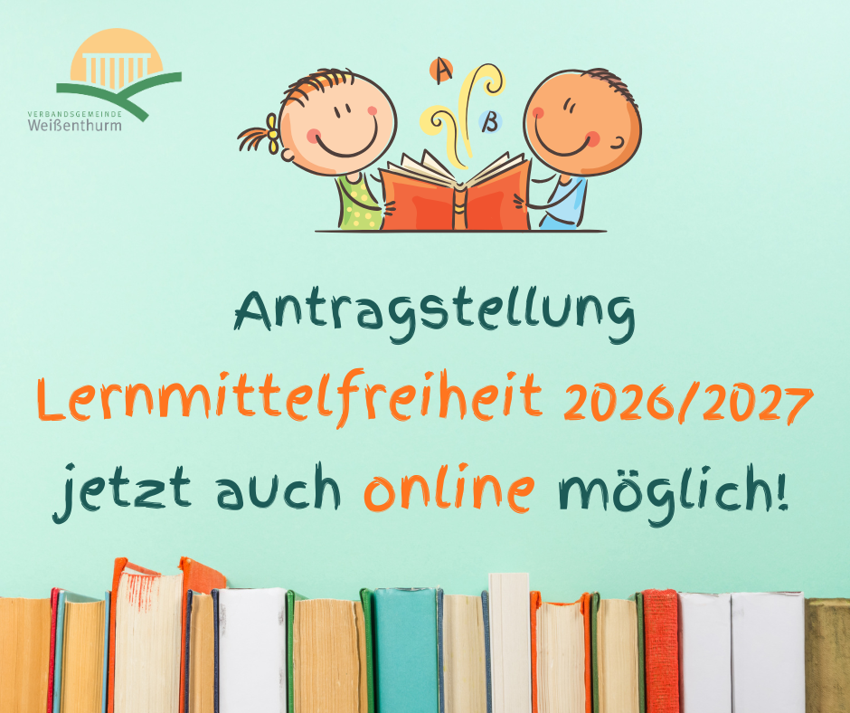 Antragstellung Lernmittelfreiheit Zwei stilisierte Kinder blättern in einem Buch, darunter steht: "Antragstellung Lernmittelfreiheit jetzt auch online möglich" und am unteren Rand sind bunte Buchrücken zu sehen.
