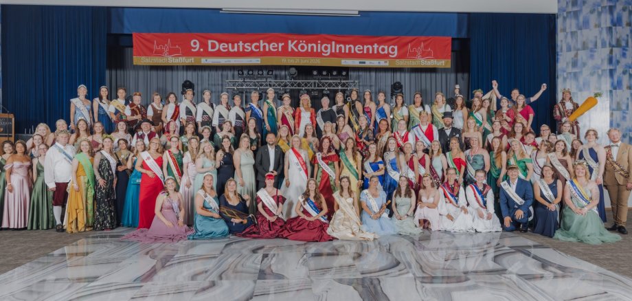 Die rund 130 Majestäten stehen beim Deutschen Königinnentag zusammen. 