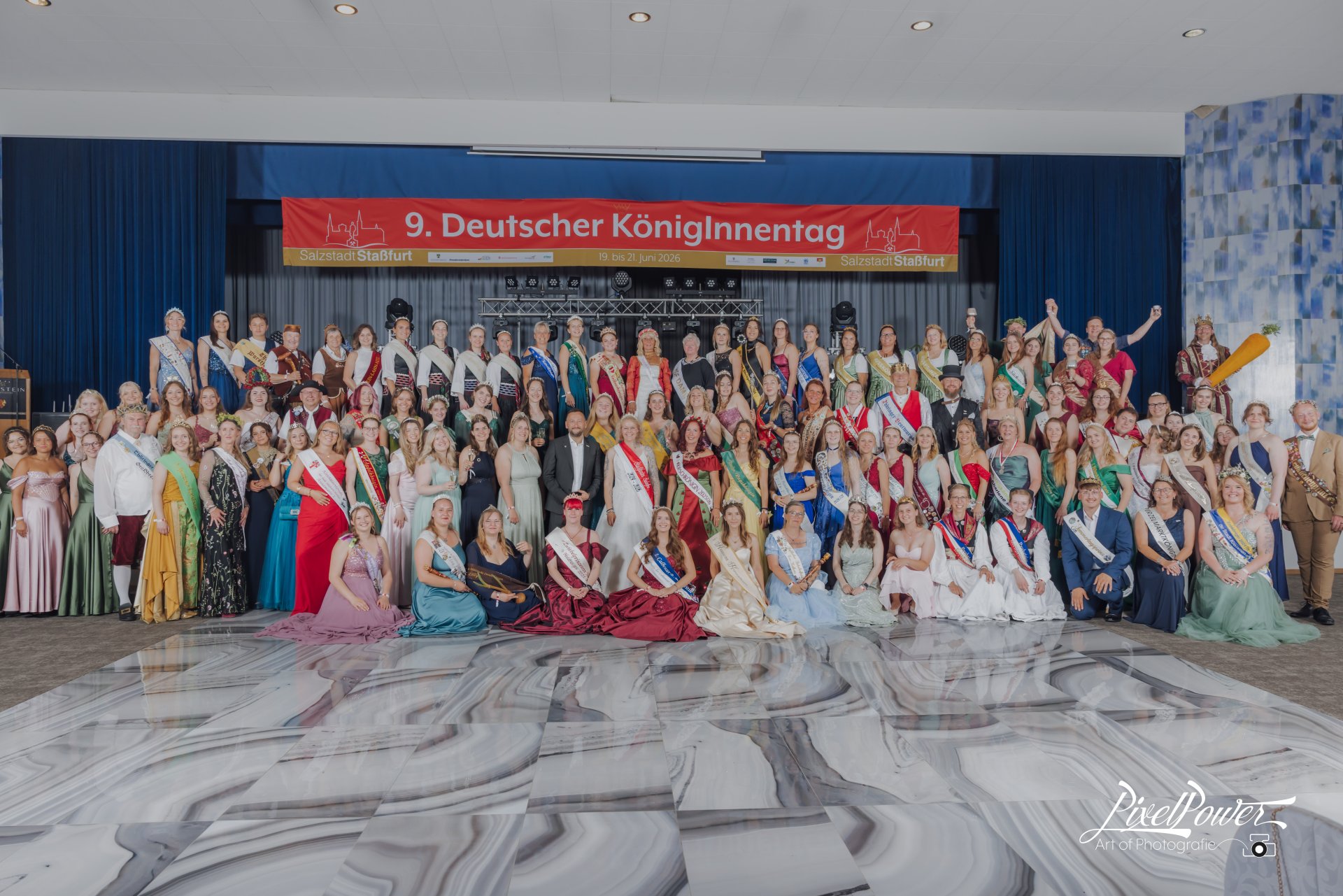 Deutscher Königinnentag Gruppenfoto Die rund 130 Majestäten stehen beim Deutschen Königinnentag zusammen.
