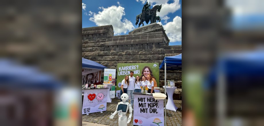 Azubispot 2026 Foto 1 Das VG-Team steht an dem frisch gestalteten Stand am Deutschen Eck unterhalb des Denkmals Wilhelms II.