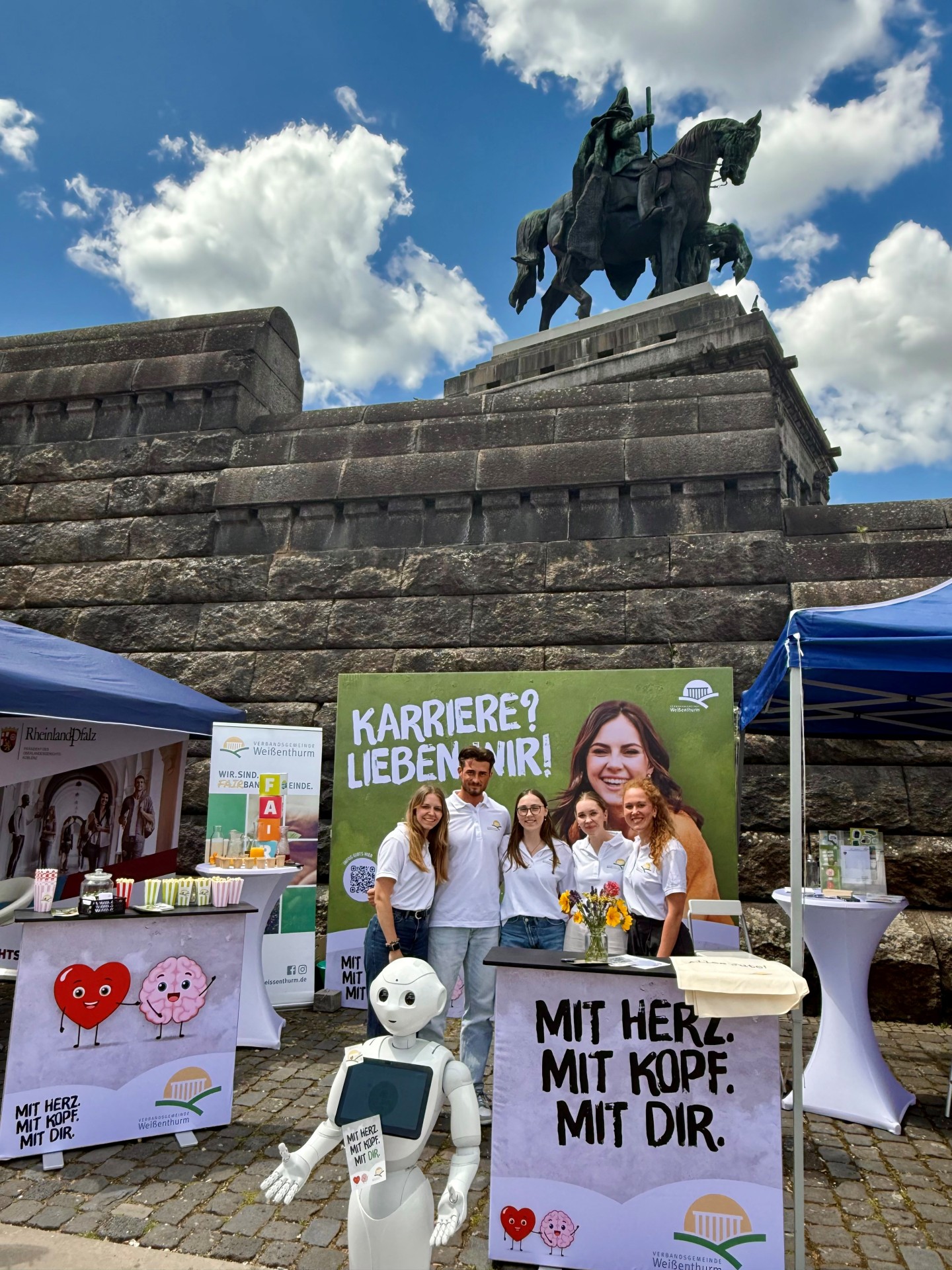 Azubispot 2026 Foto 1 Das VG-Team steht an dem frisch gestalteten Stand am Deutschen Eck unterhalb des Denkmals Wilhelms II.