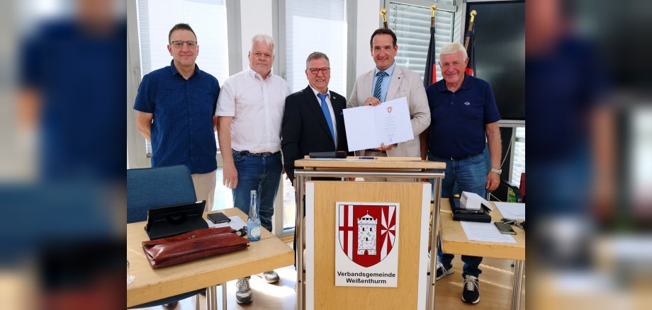Ernennung neue Amtszeit Przybylla v.l.n.r. sind die Beigeordneten Martin Jende, Stephan Schuth, Winfried F. Erbar, Bürgermeister Thomas Przybylla mit Ernennungsurkunde sowie der Beigeordnete Karl Mannheim zu sehen