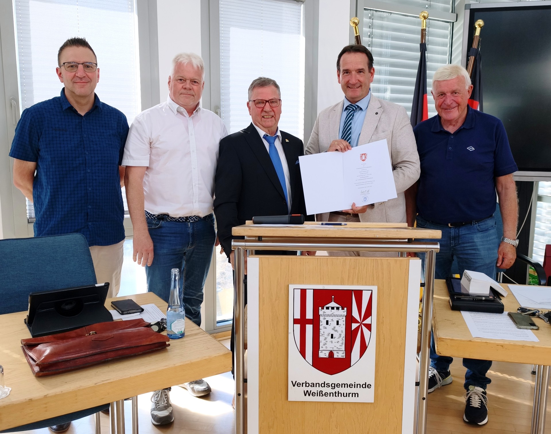 Ernennung neue Amtszeit Przybylla v.l.n.r. sind die Beigeordneten Martin Jende, Stephan Schuth, Winfried F. Erbar, Bürgermeister Thomas Przybylla mit Ernennungsurkunde sowie der Beigeordnete Karl Mannheim zu sehen