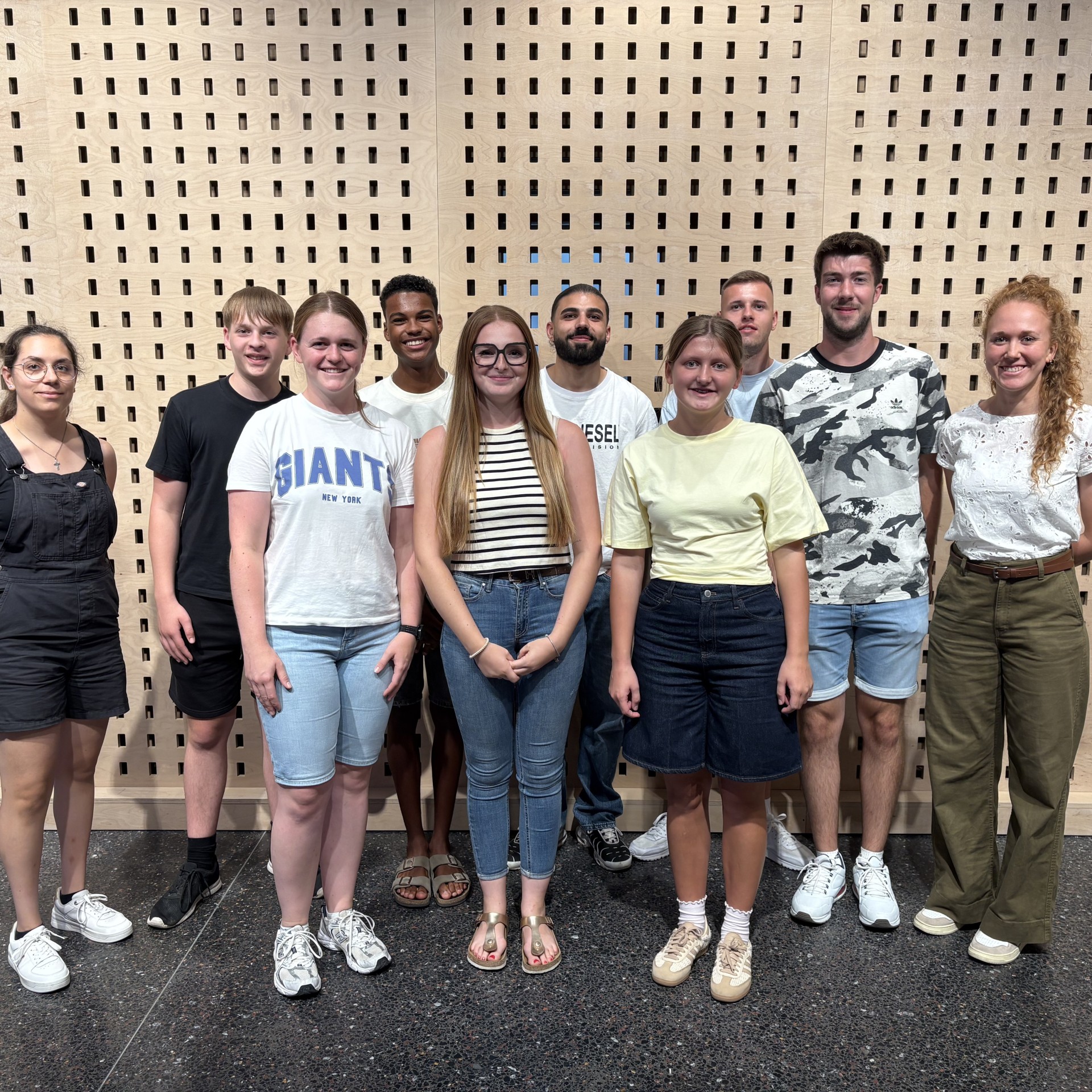 JAV-Tag Azubis Gruppenfoto Die Gruppe mit Ausbildungsleiterin Johanna Püsch und JAV-Ansprechpartnerin Dana Dittmann.