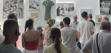 Im Bonner Haus der Geschichte macht die Gruppe eine Führung.