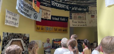 Die Gruppe steht in einem Ausstellungsraum des Hauses der Geschichte.
