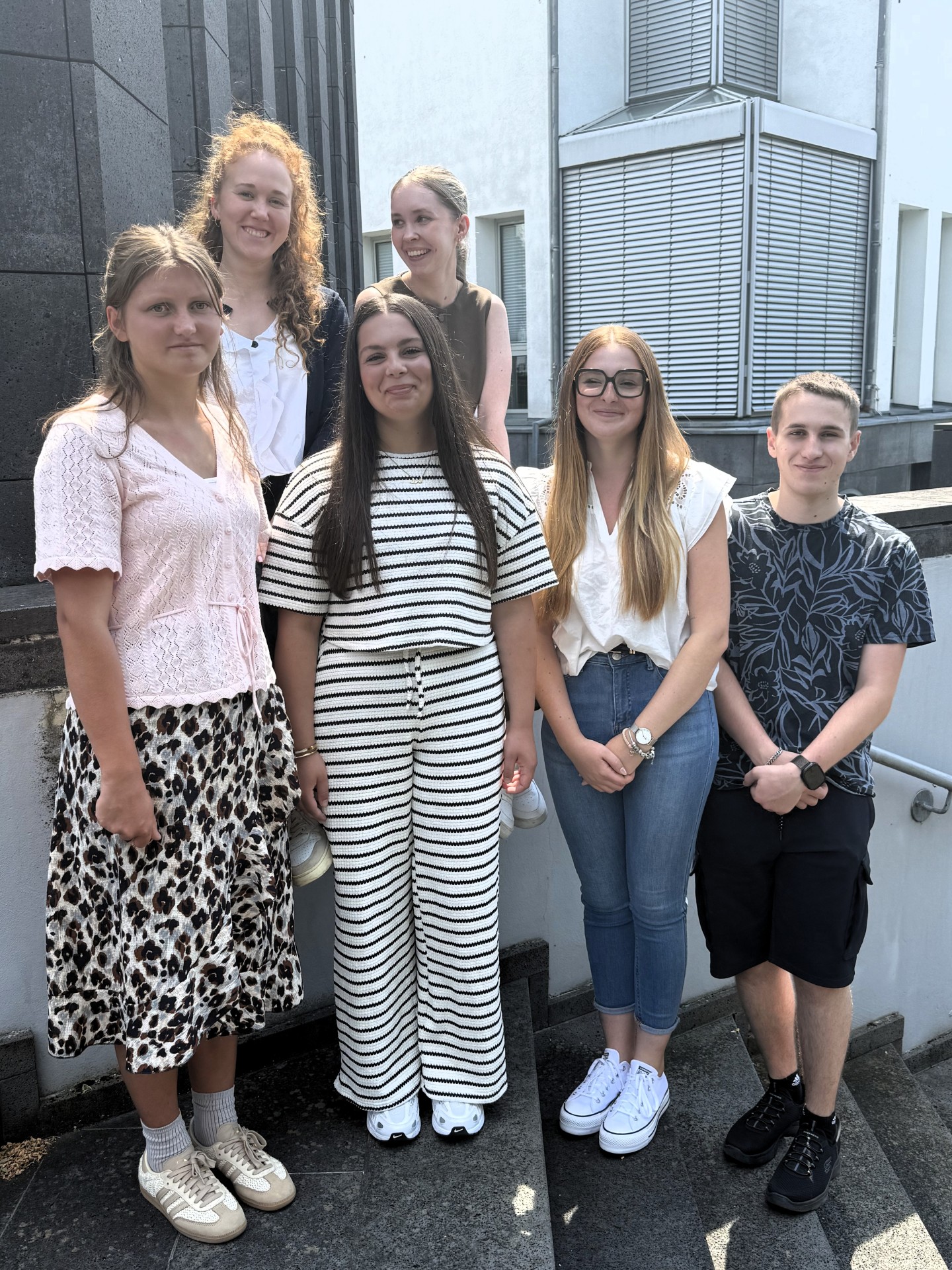 Neue Azubis der VG Weißenthurm vier neue Azubis stehen mit den Ausbildungsleiterinnen Johanna Püsch und Emily Kisner vor dem Rathaus.
