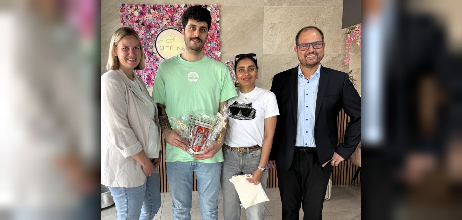 Neueröffnung RAMÉLINE Das neue Betreiberpaar des Café-Bistros steht mit der Leitern der Stabsstelle Wirtschaftsförderung, Lena Rasch, und Ortsbürgermeister Marco Seidl in den neu gestalteten Räumen in St. Sebastian.