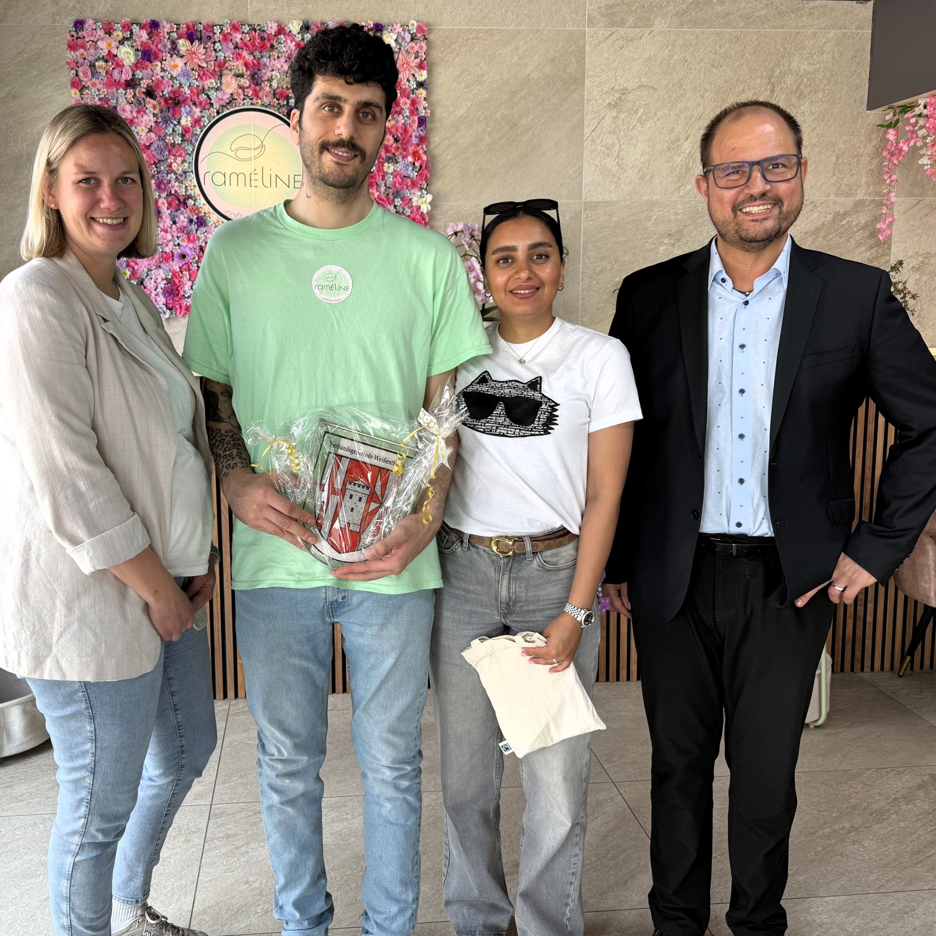 Neueröffnung RAMÉLINE Das neue Betreiberpaar des Café-Bistros steht mit der Leitern der Stabsstelle Wirtschaftsförderung, Lena Rasch, und Ortsbürgermeister Marco Seidl in den neu gestalteten Räumen in St. Sebastian.